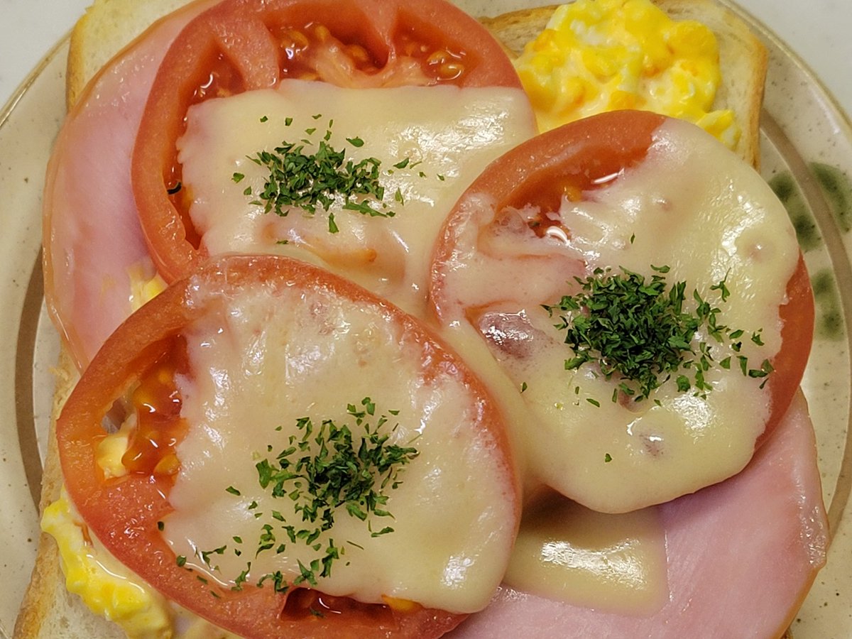 おはようございます😊🍞☕🍎🍌🍓🍊 皆さんにとって 素敵な１日になりますように🙏 今日もよろしくお願いします🌱🌷🍀 今日の朝食だよ😋 ハムエッグの トマト乗せチーズトースト