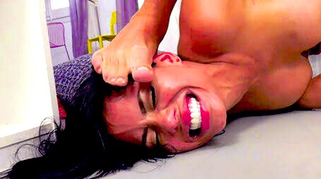 Ela: É só o pai da minha filha. Não tenho mais nada com ele. Não quero ver nem pintado de ouro
Ela também com o mesmo: