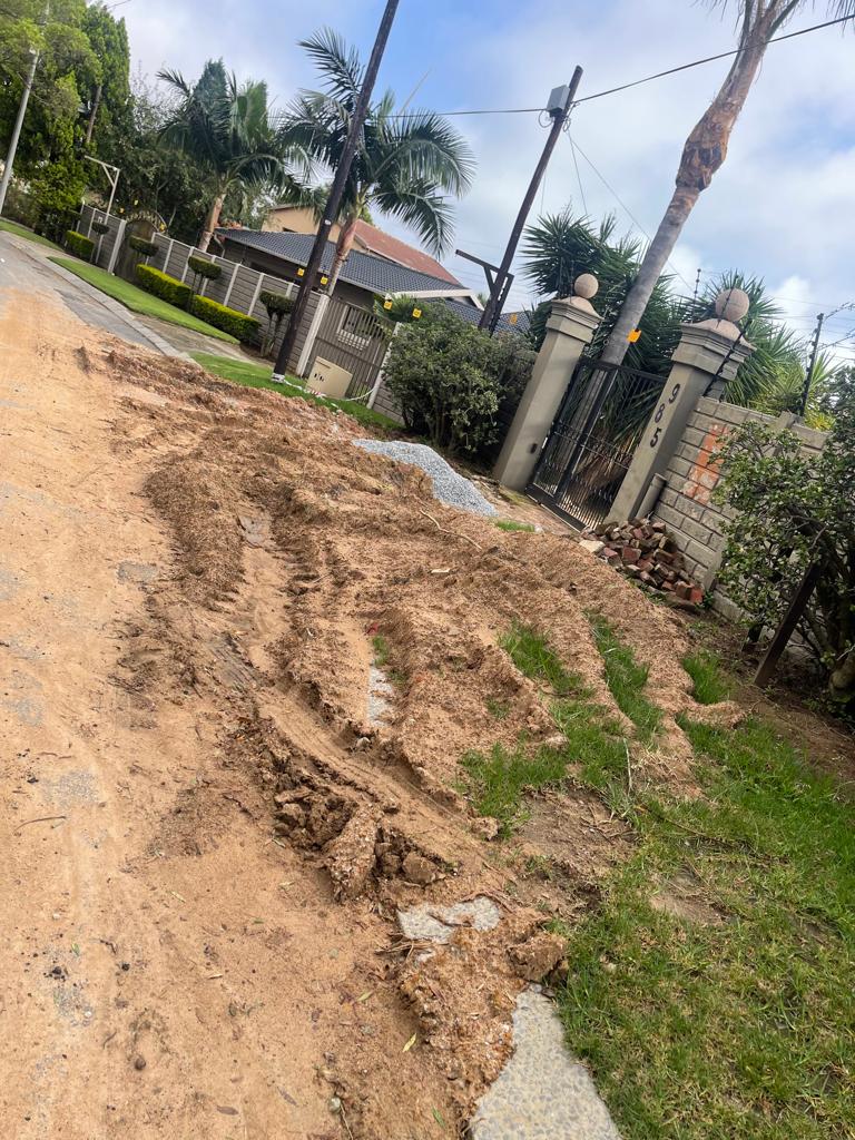 profkb7's tweet photo. @JHBWater please assist with this  Ref: 8005896908. My gate has now been blocked for 3 weeks after u came to fix a leak...ka kopo hle please help escalate this, I've tried calling I'm not winning with that either https://t.co/St8MztCpea