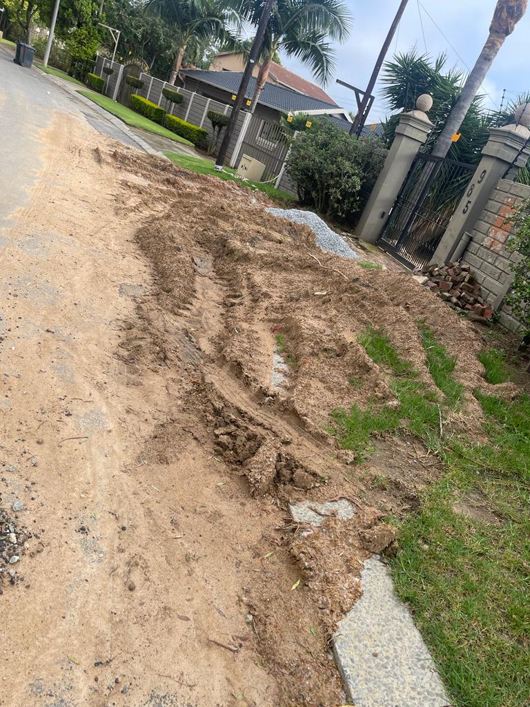 profkb7's tweet photo. @JHBWater please assist with this  Ref: 8005896908. My gate has now been blocked for 3 weeks after u came to fix a leak...ka kopo hle please help escalate this, I've tried calling I'm not winning with that either https://t.co/St8MztCpea