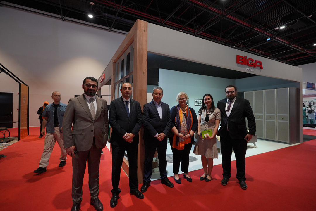 TC_DakarBE's tweet photo. L'Ambassadrice @NurSagman a visité les stands tenus par les sociétés turques opérant dans les secteurs de construction, des énergies renouvelables, de l'automobile et de la climatisation&amp;ventilation lors des salons SENCON, SENERGY, SENAUTO et HVAC-R organisés par @HageTradeFair. https://t.co/lIA4v8oZ7g