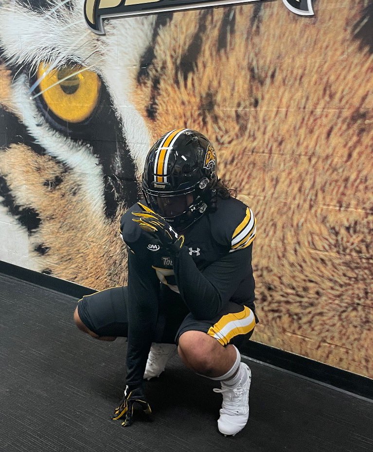 After an amazing visit, I am thrilled to receive an offer from Towson University! <a href="/Towson_FB/">Towson Football</a> <a href="/CoachKrutsch/">Alex Krutsch</a> @kylebutts_ 

<a href="/HKA_Tanalski/">Adam</a> <a href="/nate33adams/">nate adams</a> <a href="/DocFields26/">Andrew Fields</a> <a href="/SHSWarrior_FB/">Sherwood Football</a> <a href="/KohlsSnapping/">Kohl's Snapping Camps</a> <a href="/DMV_Hype/">the DMV Hype</a> <a href="/RealChadRicardo/">Chad Ricardo</a> @OleSonSports <a href="/ghafirtheturtle/">Ahmed Ghafir</a> <a href="/DmvSportsLive6/">DmvSports</a>  <a href="/MerwynScott/">Merwyn Scott</a>