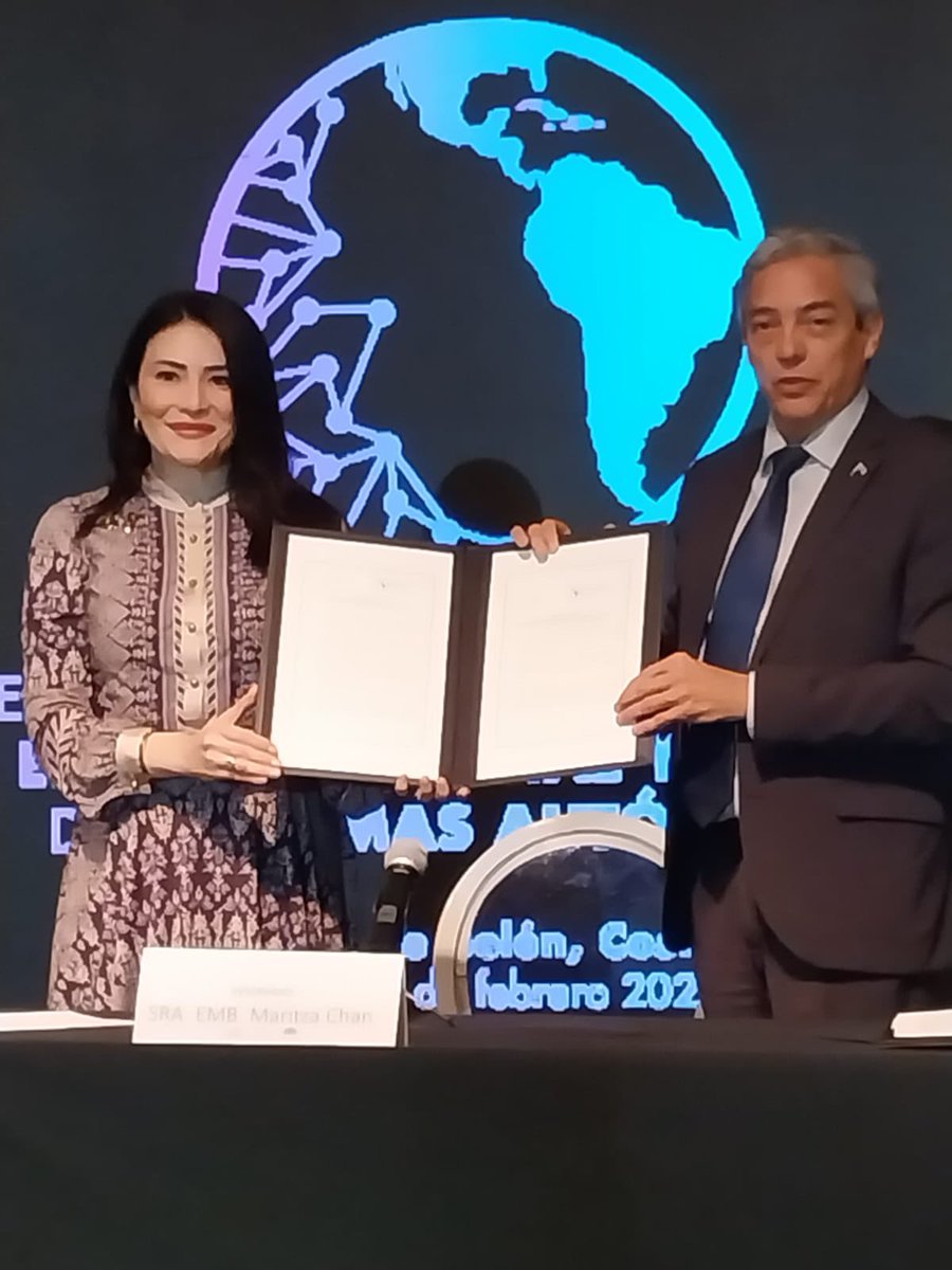 cristianwitt's tweet image. Olhem bem para esta foto. Sistemas Letais Autônomas estarão proibidas em um futuro próximo e todos lembrarão deste momento. Obrigado Christian Guillermet, @MaritzaChanV e todos da @CRcancilleria, como meu também amigo @nlizano ! #stopkillerrobots @redsehlac @BanKillerRobots