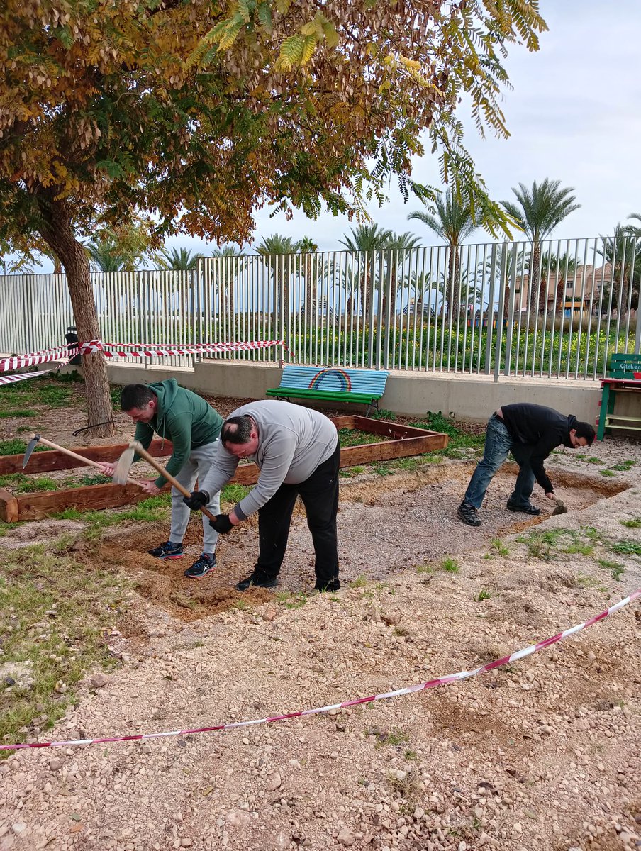 Alejandro_Egea's tweet photo. La innovación educativa se demuestra...picando.
Os presentamos la primera instalación de arqueología simulada de un CEIP de la Región de Murcia @Educarm
El AMPA, el equipo docente, @Ayto_SanJavier, @eltiempolate @UMU, empresas locales...todos empujando.
#ceipelrecuerdo https://t.co/wN1gAcXX2A