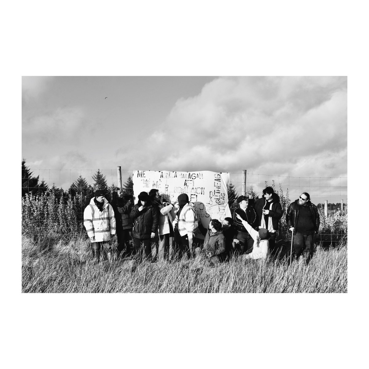 freyaspatial's tweet image. FEUCH SEO | 3/3 | dh’fheuch sinn, dh’fhairich sinn agus chrioch sinn pìos mòr ealain! We made a Gaelic, sensory word-map of the farm - such a pleasure to co-create. Thank you @macaulaycollege @sngaidhlig @bordnagaidhlig #seachdainnagàidhlig #participatorydesign #spatialpractice