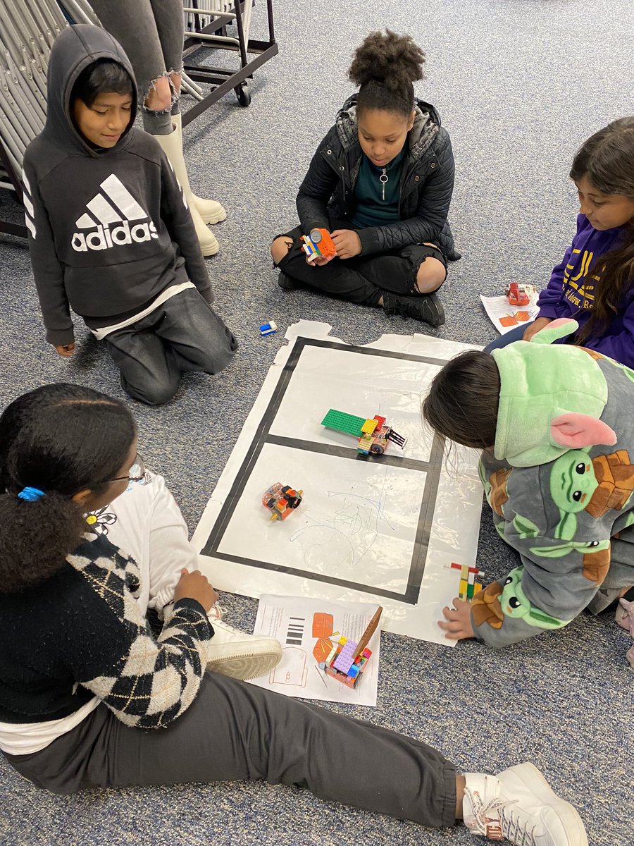 AdmmomH's tweet photo. @ButtonwillowUSD @StemTaught @MissDPayne2 @SmallSchoolDA @caedpartners 5th Grade Buttonwillow Bots competition https://t.co/BIfTvjLyjx