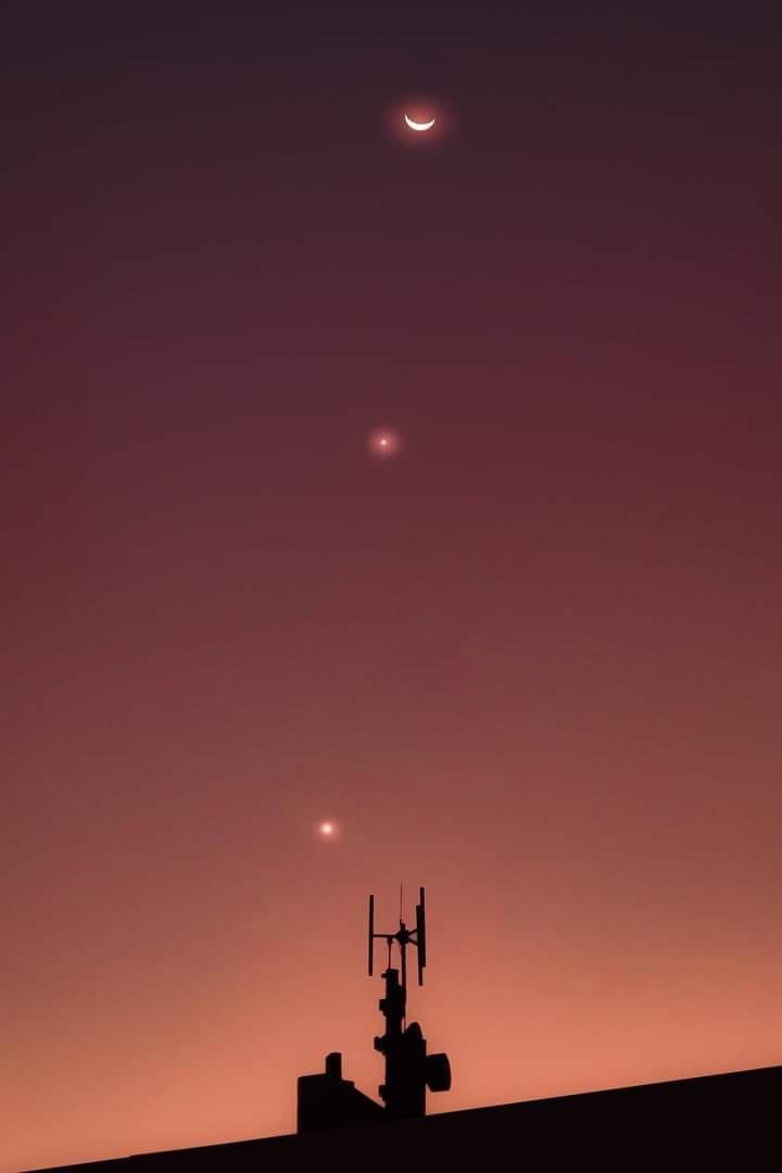 MAstronomers's tweet image. tonight's Moon, Venus, &amp;amp; Jupiter conjunction.
🌙✨