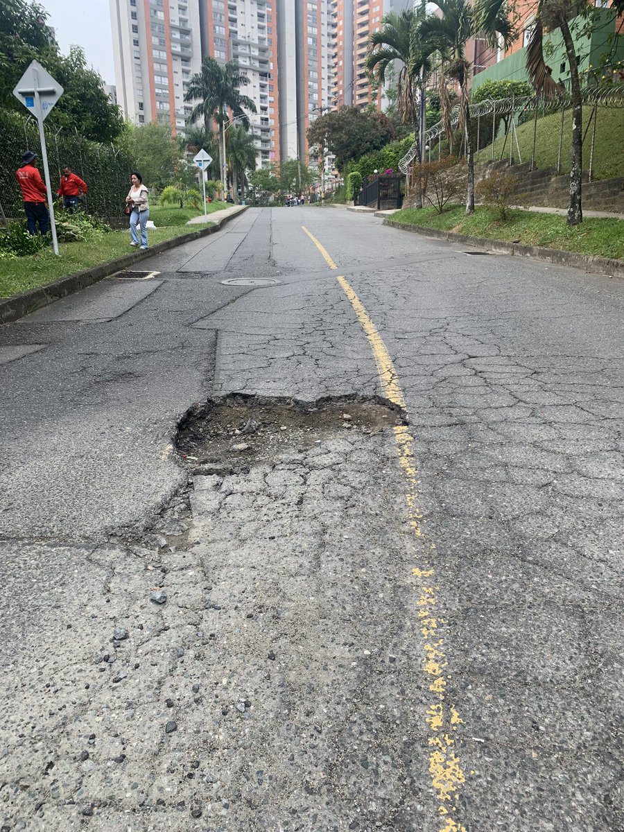 LINAGUISAO's tweet photo. Este cráter lleva varios meses creciendo y lo único que causa son accidentes y afectaciones a los vehículos. Y lo peor es que no es el único, son muchos en el sector de San Germán en Medellín. ¿Alguien podrá arreglar esto? ¿Qué dice @AlcaldiadeMed y @sttmed? https://t.co/7jzzY1MSwH