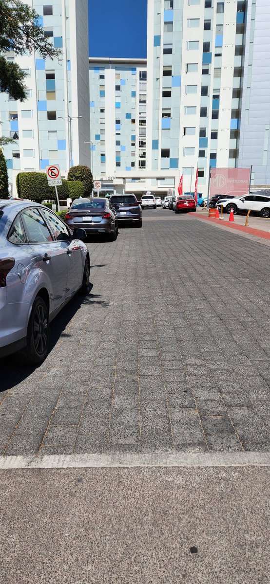GLeal7's tweet photo. @VanessaLunaCue1 @HuixquiGob @RominaCDV @HondaInterlomas No es posible que permitan esto.
Pedimos urgentemente que se tomen acciones al respecto. De qué privilegios goza @MGInterlomas que pueden disponer de la calle para recibir y dejar estacionados autos para el área de servicio? Eso sin mencionar que salen en sentido contrario. https://t.co/jDaT1xmuhv