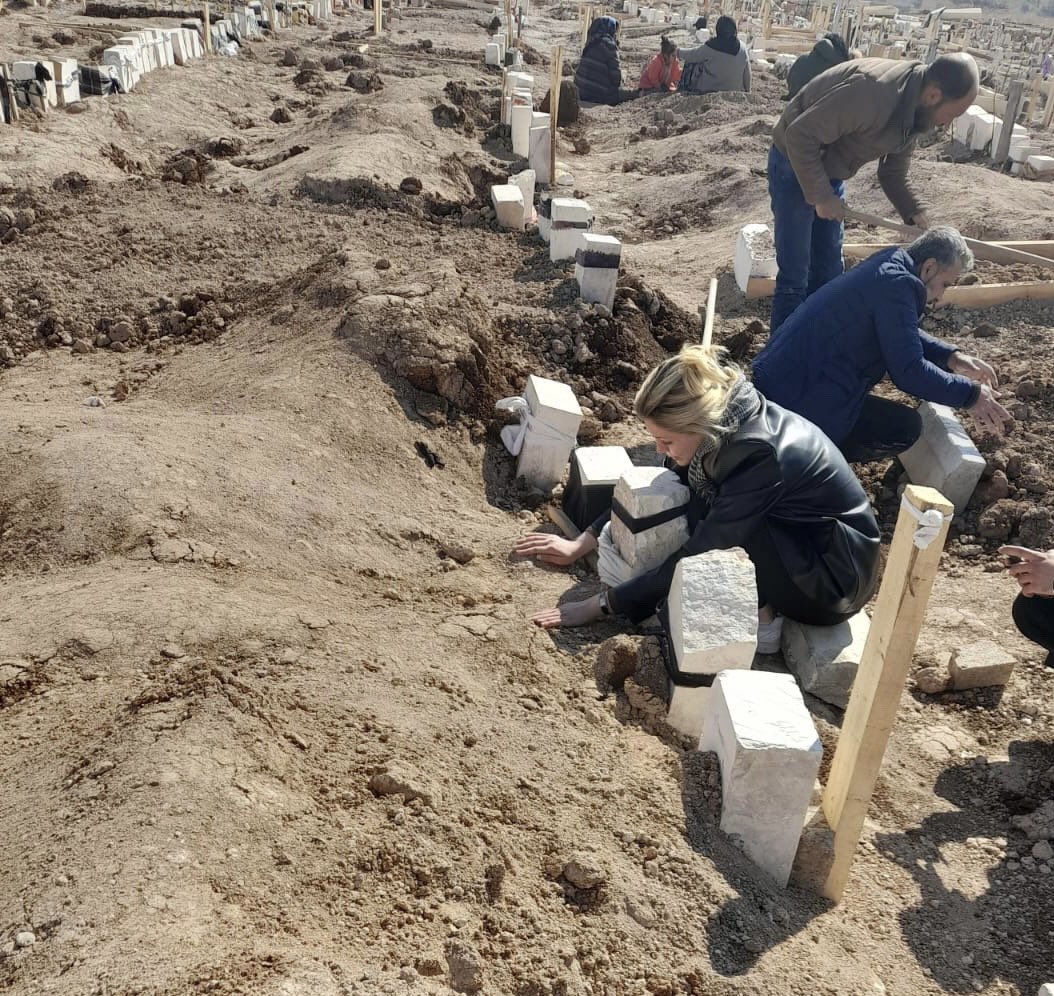 nehiirkarakus's tweet photo. Akşam çökünce yüzleşiyorum her şeyle. Zihnimi meşgul ettiğim her şey tükeniyor birer birer. Yokluğunuz kalıyor geriye. Nefesimi kesiyor bu yokluk.Elimden bu kadar geliyor inanın, güzel ailem. 22 yaşında tüm ailesini sıra sıra toprağa gömmüş bir kızın elinden ne kadar gelirse işte https://t.co/emVHzsQdWp