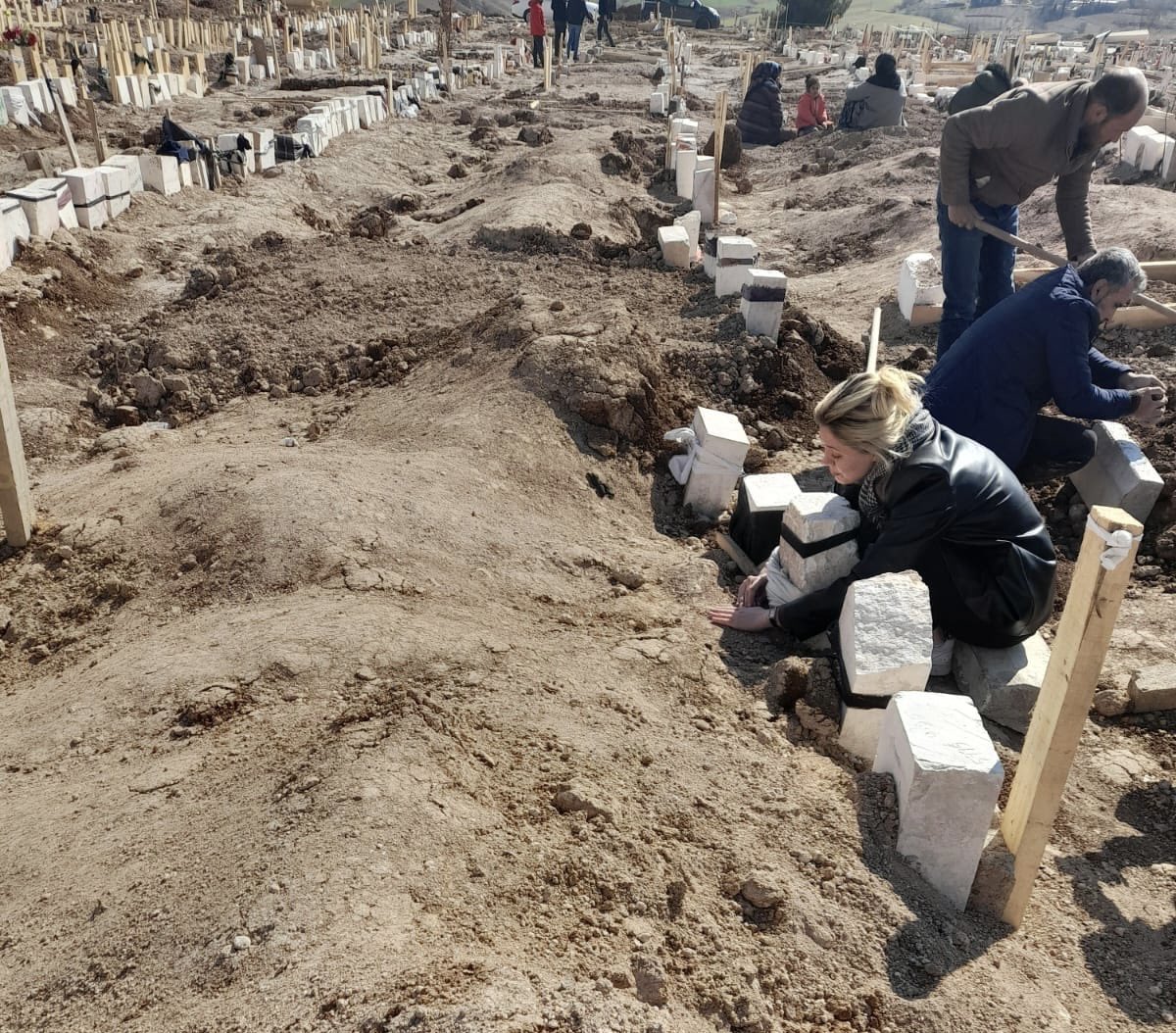 nehiirkarakus's tweet photo. Akşam çökünce yüzleşiyorum her şeyle. Zihnimi meşgul ettiğim her şey tükeniyor birer birer. Yokluğunuz kalıyor geriye. Nefesimi kesiyor bu yokluk.Elimden bu kadar geliyor inanın, güzel ailem. 22 yaşında tüm ailesini sıra sıra toprağa gömmüş bir kızın elinden ne kadar gelirse işte https://t.co/emVHzsQdWp