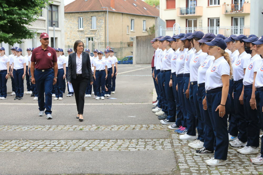 GrandserreSylv1's tweet photo. Dans quelques décennies, les historiens de l'éducation tenteront de comprendre comment nous avons pu basculer dans un système ou une rectrice d'académie s'est retrouvée en train de passer en revue des jeunes au garde-à-vous en uniforme.
(Besançon, diplôme du #SNU, 24/06/2022). https://t.co/YtyvDoqI4L