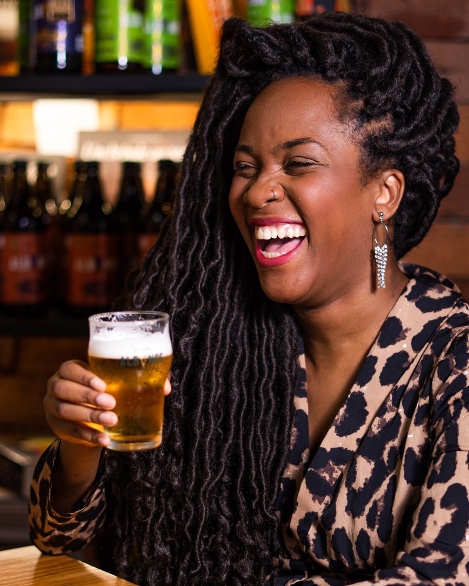 albanosoficial's tweet photo. O happy hour tá com gostinho de carnaval! 🎉🍻

Quem vem tomar aquela cerveja gelada com a gente? 🍻

Chama os amigos pra curtirem juntos!

📲Faça já a sua reserva: (31) 3281-2644

#barbh #hubcervejeiro #baralbanos #chopp #ressacadecarnaval https://t.co/7G70D2uhSA