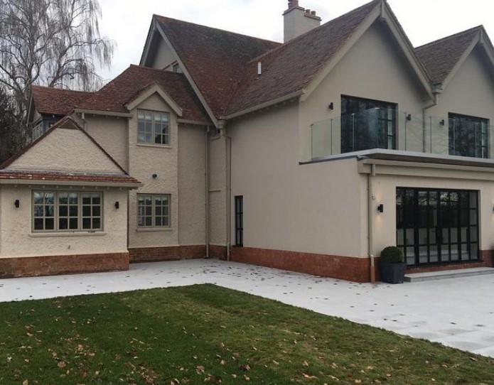 YeomanRainguard's tweet image. This stunning #newbuild home is one of our favourite recent projects! 

We supplied our products in a custom ‘Roasted Bracken’ shade, and now the project is complete we’re so happy with the results! 

Browse our range of products:
rainguard.co.uk/material/ 

#RainwaterSystem