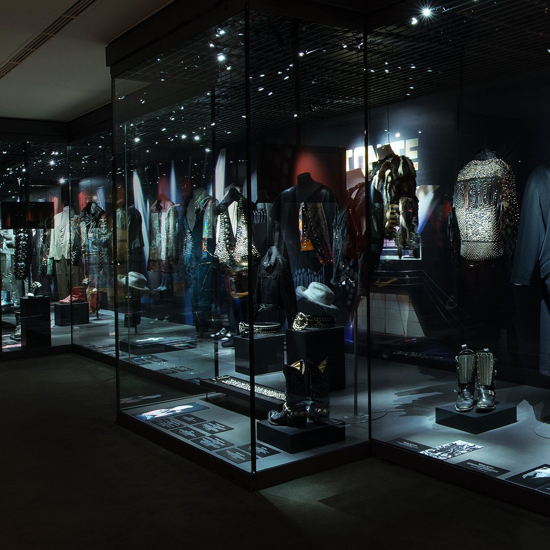 Museo de la Moda (@museodelamoda) on Twitter photo 🎸 Últimos días para “Billy Idol Fashion: For Fantasy”, disponible hasta el domingo 26 de febrero de 10:00 a 18:00. Las entradas se pueden adquirir en boletería y a través de Punto Ticket.
#BillyIdol #FashionForFantasy #MuseodelaModa <a href="/BillyIdol/">Billy Idol</a> 🎸 Últimos días para “Billy Idol Fashion: For Fantasy”, disponible hasta el domingo 26 de febrero de 10:00 a 18:00. Las entradas se pueden adquirir en boletería y a través de Punto Ticket.
#BillyIdol #FashionForFantasy #MuseodelaModa <a href="/BillyIdol/">Billy Idol</a>