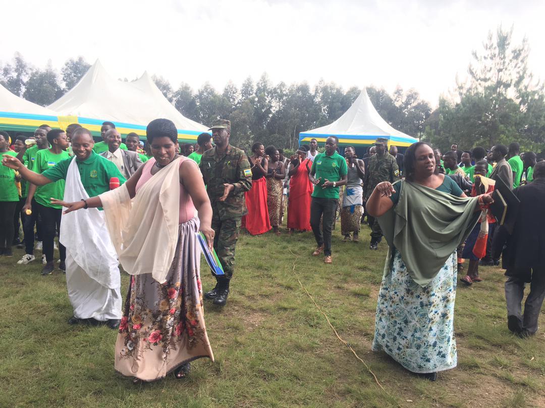 TwumbaS's tweet photo. Insinzi iraryoha @KarongiDistr ku mwanya wa mbere mu ntara ifata umwanya wa kabiri mu gihugu #Twumba niyo yahagarariye akarere   #Inkomezabigwi10 twegukanye Inka y'ubudashyikirwa

@Unity_MemoryRw 
@DrDamascene 
@JCMusabyimana
@HabitegekoFran1 
@mukarutesiv
@anitakayirangwa https://t.co/pIXoV5kuqL