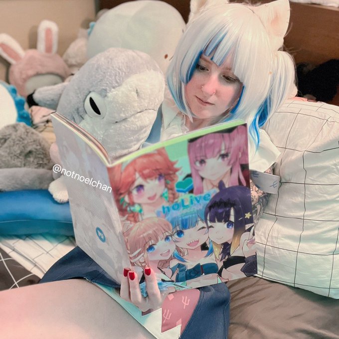 What&rsquo;re you reading Gura? 😳 https://t.co/ELeIu50xLG