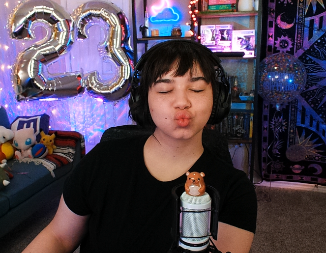 8 HOUR BIRHTDAY STREAM IS LIVEEEE
 LINK IN COMMENTS