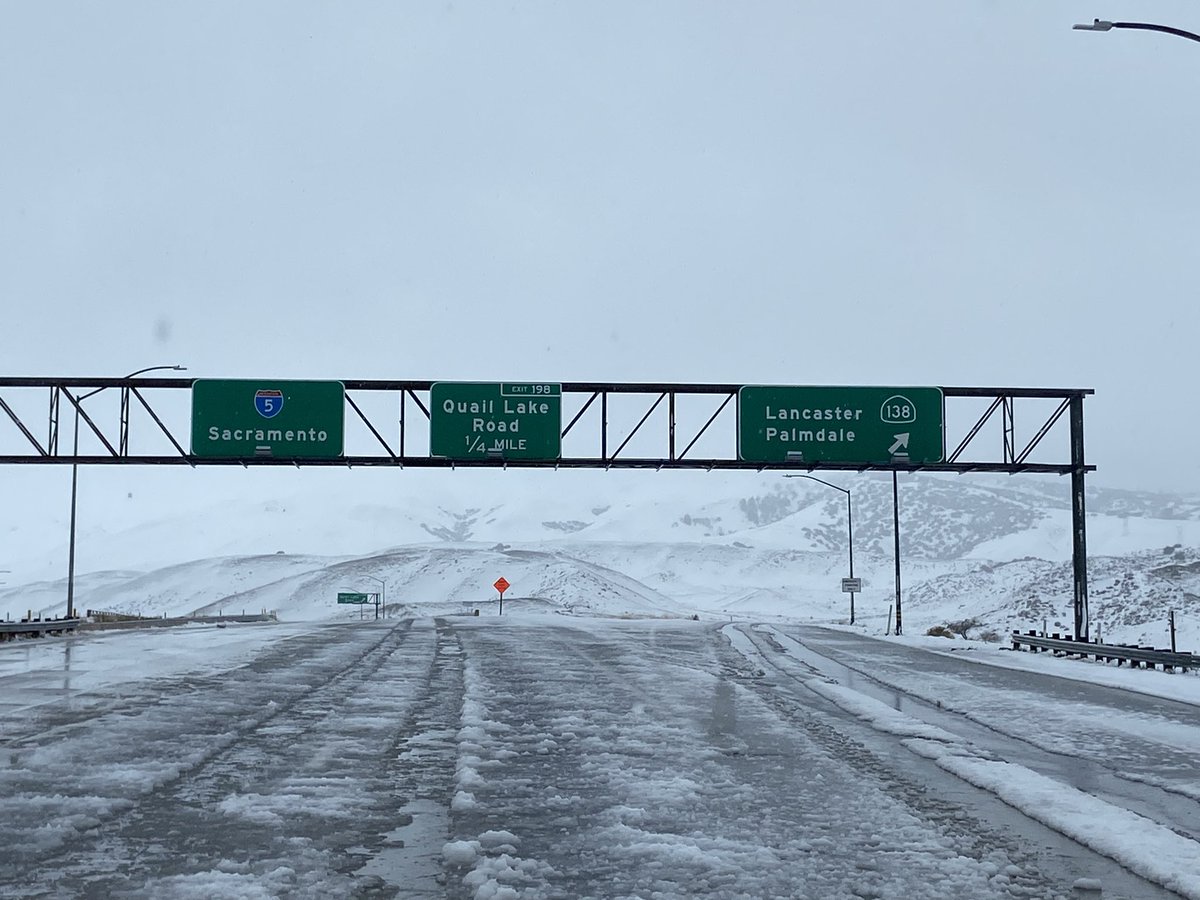CaltransDist7's tweet image. #TejonPass UPDATE: Crews are dealing with snow along an approximately 20-mile stretch of I-5, with the snow line going as south as Templin Hwy, near Castaic. Over a foot of snow has fallen at some of the corridor’s highest elevations. No estimated time of reopening.