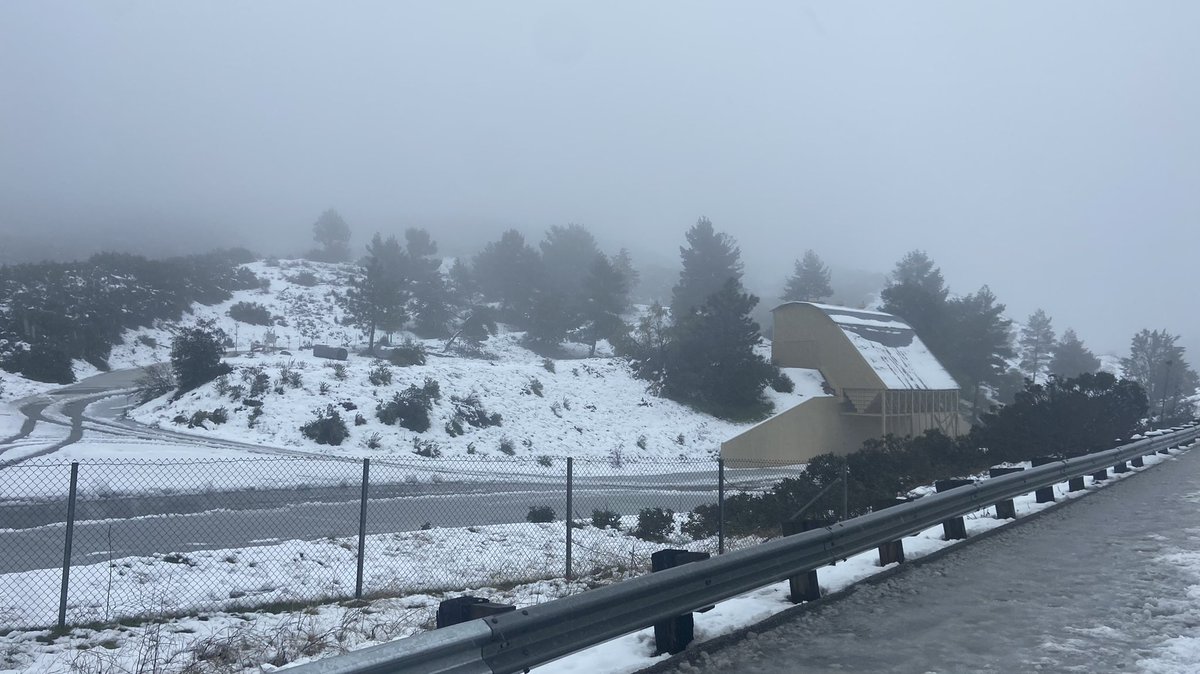 CaltransDist7's tweet image. #TejonPass UPDATE: Crews are dealing with snow along an approximately 20-mile stretch of I-5, with the snow line going as south as Templin Hwy, near Castaic. Over a foot of snow has fallen at some of the corridor’s highest elevations. No estimated time of reopening.