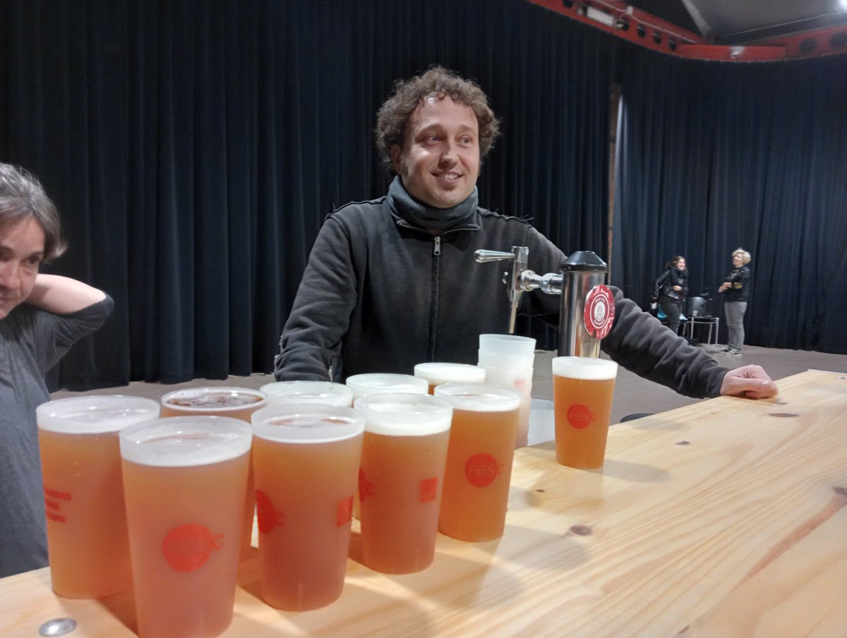 AteneuBNord's tweet image. Avui al Fòrum de Transició Ecosocial #FUTURSimPOSSIBLES @Capfoguer proveïnt de cervesa artesana, cooperativa i perifèrica a la festa de cloenda de la primera jornada.
Demà més Fòrum!