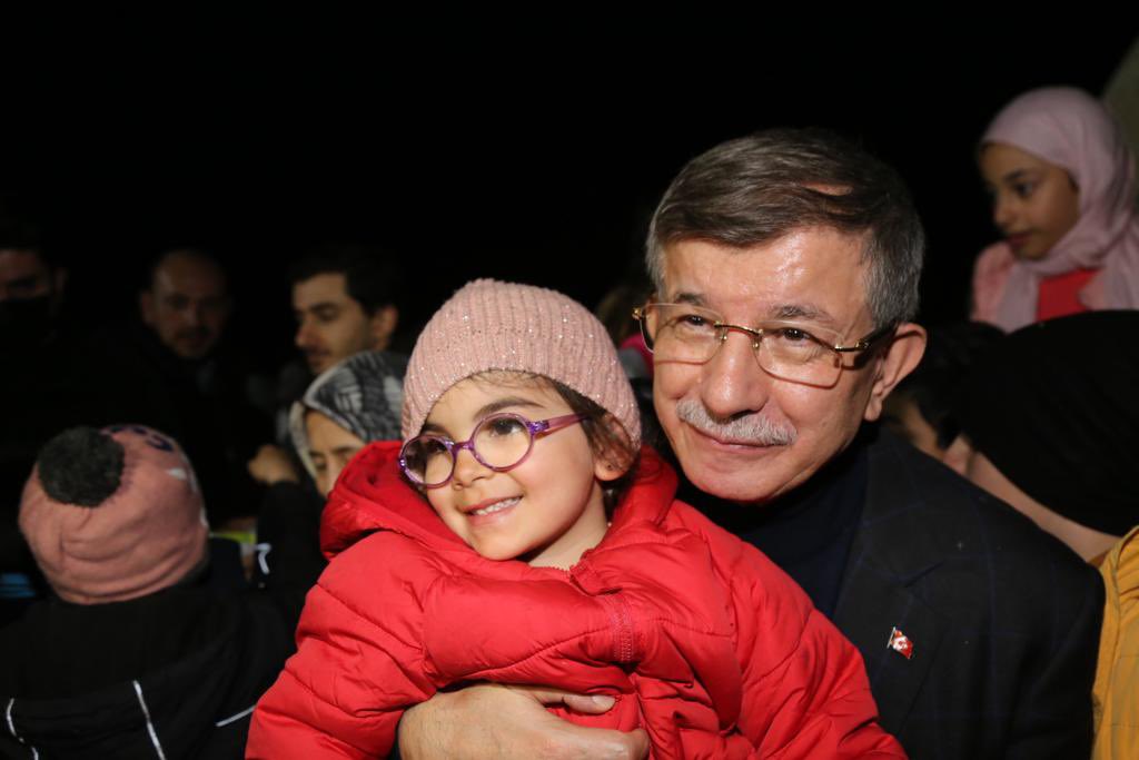 Antakya, Samandağ ve Defne'de depremzede kardeşlerimizle buluştuk, sorunları yerinde gördük. Geceyi parti gönüllülerimiz ve iş insanlarının katkılarıyla kurulan konteyner mahallemizde geçiriyoruz. Rabbim çocuklarımızın yüzlerindeki gülümsemeyi hiç bir zaman eksiltmesin.