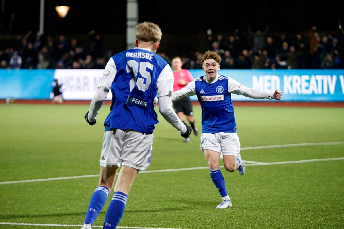 FremadAelite's tweet photo. 😍 U NG D O M M E N 😍 / 2️⃣ - 1️⃣

Alexander Johansen og Mads Gernsøe afgjorde løjerne med et flot kombinationsmål i overtiden - de her billeder fortæller 😍

TAK for opbakningen, Ama'r - fantastisk aften 💙 https://t.co/oZvsf8usCo