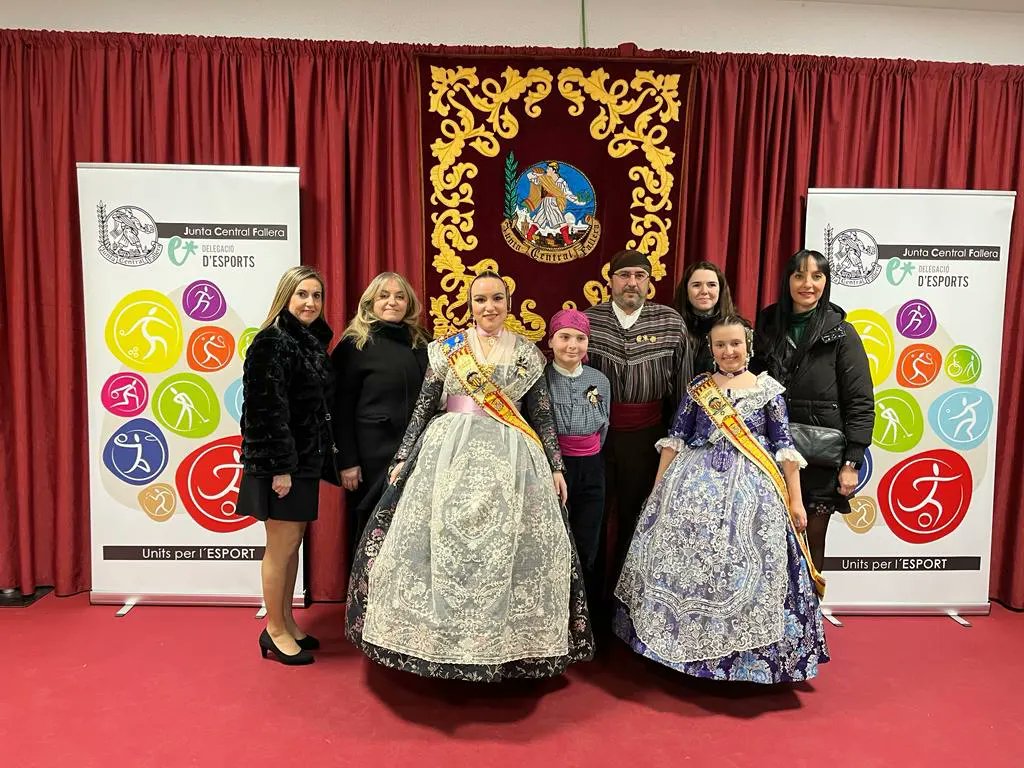 FallaLabaila's tweet photo. ⚜️GALA DEL DEPORTE DE JCF⚜️

¡Ya tenemos el banderín de nuestro premio de la Media Maratón de Valencia! 🙌🏼 

El pasado domingo, recogimos el premio en manos de las Falleras Mayores de Valencia y sus Cortes de Honor ♥️ 

¡Qué contentos estamos! 😆
#labaila23 #somdelabaila https://t.co/JzXIaDuyjP