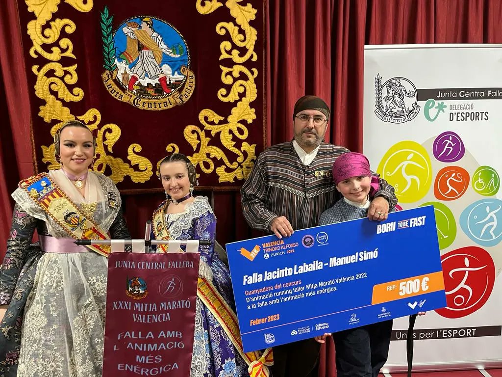 FallaLabaila's tweet photo. ⚜️GALA DEL DEPORTE DE JCF⚜️

¡Ya tenemos el banderín de nuestro premio de la Media Maratón de Valencia! 🙌🏼 

El pasado domingo, recogimos el premio en manos de las Falleras Mayores de Valencia y sus Cortes de Honor ♥️ 

¡Qué contentos estamos! 😆
#labaila23 #somdelabaila https://t.co/JzXIaDuyjP