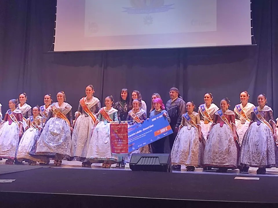 FallaLabaila's tweet photo. ⚜️GALA DEL DEPORTE DE JCF⚜️

¡Ya tenemos el banderín de nuestro premio de la Media Maratón de Valencia! 🙌🏼 

El pasado domingo, recogimos el premio en manos de las Falleras Mayores de Valencia y sus Cortes de Honor ♥️ 

¡Qué contentos estamos! 😆
#labaila23 #somdelabaila https://t.co/JzXIaDuyjP