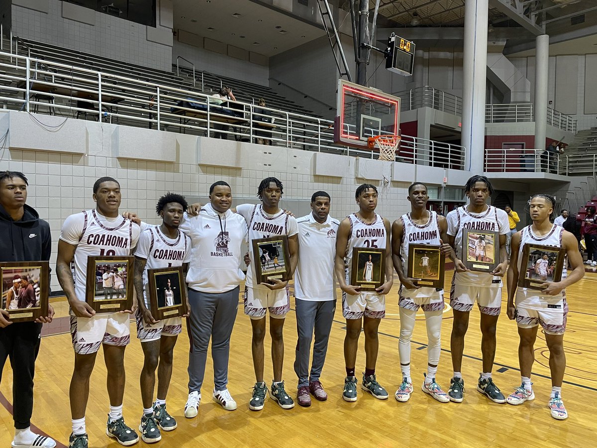 CoachQWalls's tweet photo. Amazing group of Sophomores on Sophomore night! Coahoma Tigers! #PlayoffBound #TigerNation https://t.co/YujGcHkIOa
