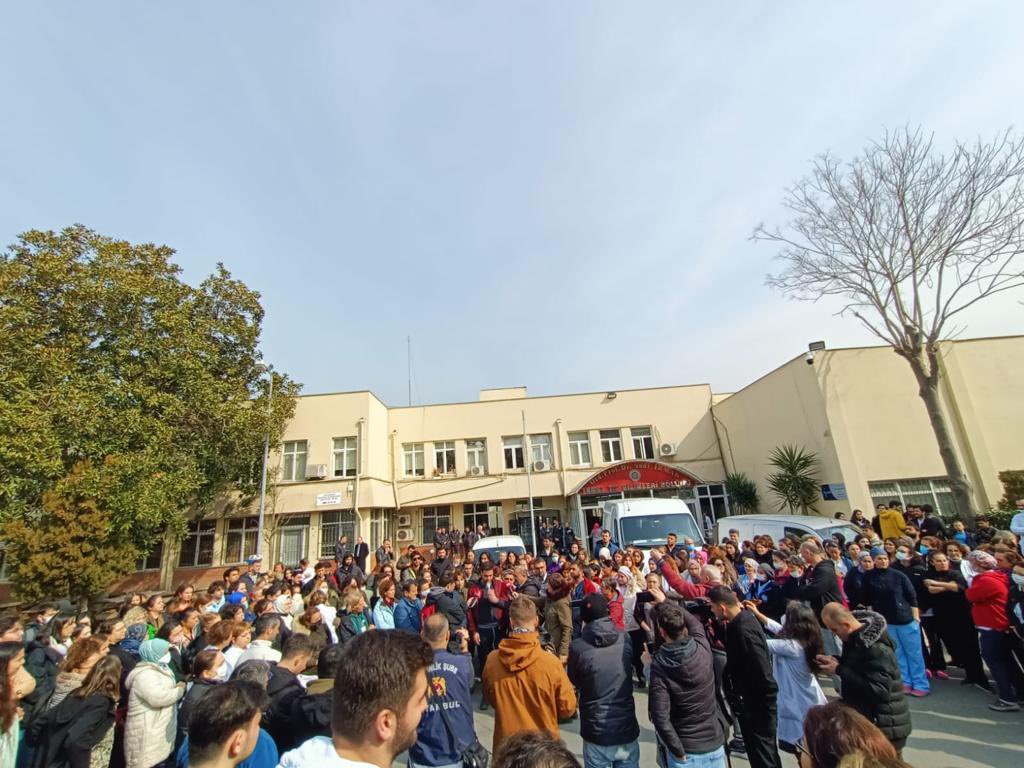 İstanbul (Çapa) Tıp Fak. çalışanları, öğretim üyeleri, asistanları, öğrencileri depreme dayanıksız binalarda çalışmak istemiyor!
Bugün öğlen fakülte bahçesinde, hastaların ve çalışanların mağdur olmayacağı şekilde, güvenli çalışma ortamının bir an önce sağlanması için buluştular.