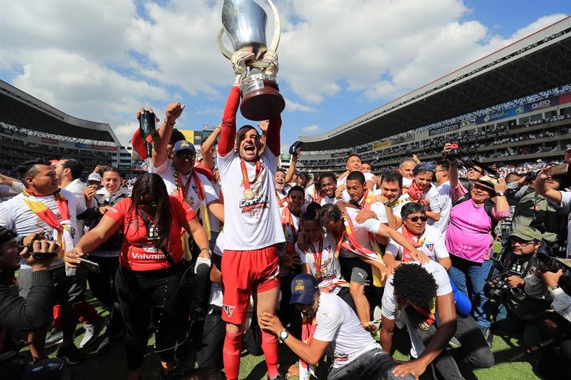 jamolestina's tweet photo. @blasjaramillo @DavilaAurelioJ @miguelloor @LigaProEC @FEFecuador @AntonioUbilla1 La primera LigaPro fue en 2019 con Delfín campeón.
En el 2018 fue campeón LDU, de la #CopaHavoline cuando el torneo era organizado por FEF.
Fue el último campeonato nacional organizado por FEF, lo tengo claro porque fui parte del documental que hicimos con @havolinedeport. https://t.co/coIySKdp0l