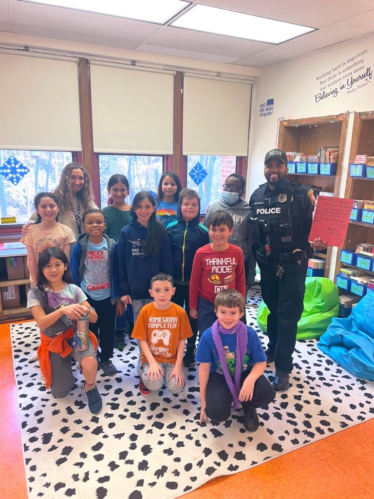 MsSessoms's tweet photo. One of our 4th grade classes decided to write Officer Benjamin cards to thank him for spending the day here with us and helping to keep our community safe! @JVFElementary @jvfptso #JVFConnectED https://t.co/sXDitCMQTm