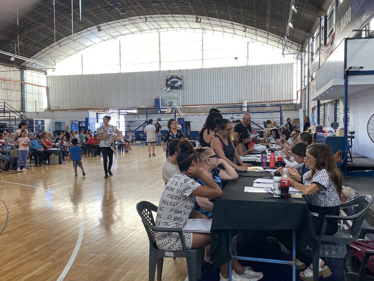 CeciJuriOk's tweet photo. Gran operativo de la @andiscapacidad y @anses.  
Más de 800 personas pudieron completar sus trámites de pensión y su Certificado Médico Obligatorio. 
3 días de mucho trabajo con vecinos de Las Heras, Capital, Godoy Cruz, Guaymallén, Luján y Maipú. https://t.co/SE4R3Np4BH
