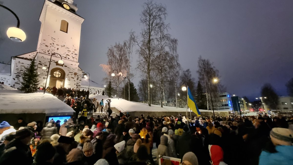 Kuopiossa kynttiläkuoro lauloi Tuomiokirkon portailla Ой у лузі червона калина – Oi u luzji tšervona kalyna, sekä Finlandia -hymnin.
🇺🇦
Kirkon ympäristö ja Snellmaninpuisto oli täynnä kuulijoita. Koskettava yhteinen hetki. Kiitos järjestäjille.
🇺🇦
#StandWithUkraine #SlavaUkraini