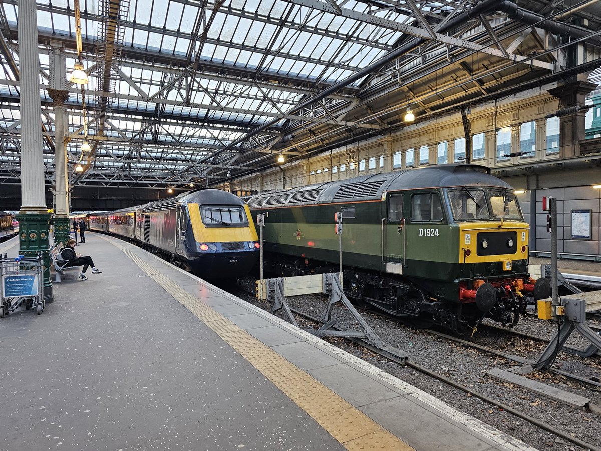 ben1987's tweet photo. Rewinding the clock at Edinburgh Waverley 😃 #BrushType4 #ScotRail #HST @ScotRail https://t.co/JSyTsAZJN3