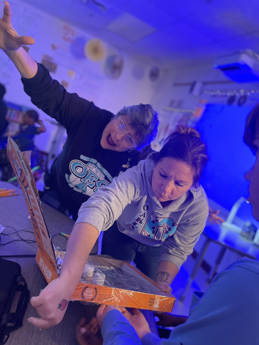 HollyWulfekuhle's tweet photo. Creating a solar powered oven for STEM Day Friday… s’mores created by renewable resources…@OES_Braves #STEMeducation #BuildtheBestSPS @ScienceSPS https://t.co/RrqVROppDQ