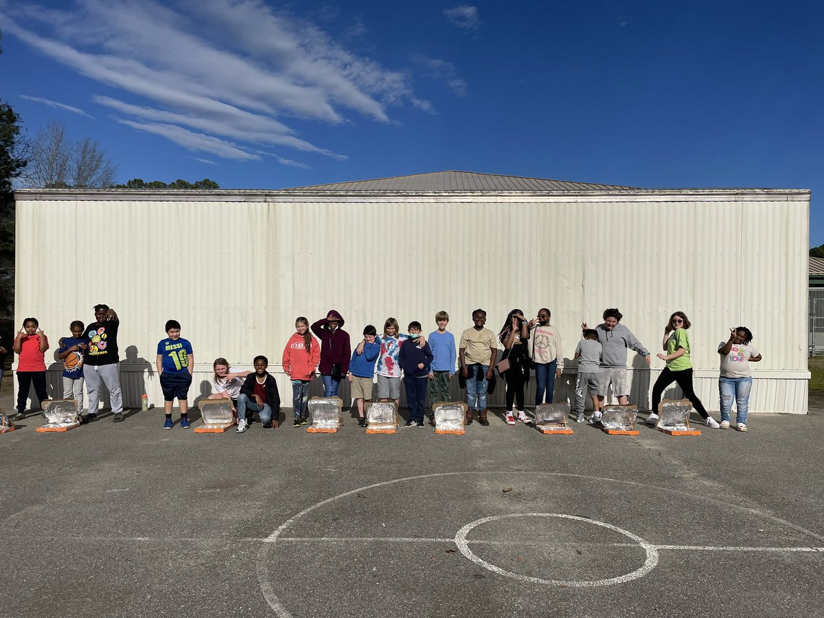 HollyWulfekuhle's tweet photo. Creating a solar powered oven for STEM Day Friday… s’mores created by renewable resources…@OES_Braves #STEMeducation #BuildtheBestSPS @ScienceSPS https://t.co/RrqVROppDQ