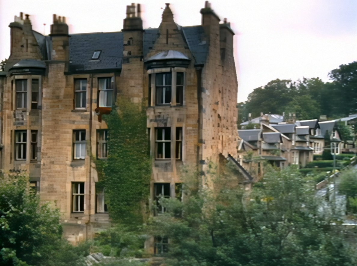 m1chaelbarnes's tweet photo. @PastGlasgow Always loved this building. Sneaked it into a BBC film I made many years ago: just a few seconds' worth, anyway. #Glasgow #Glasgowhistory #Cathcart #SnuffMillbridge #Lindsaytenement https://t.co/JtSdNm4JaN https://t.co/RS3Fa0muX8