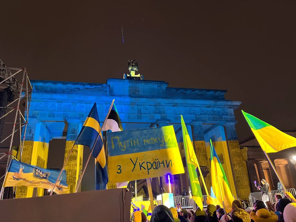 nexta_tv's tweet photo. In Berlin, more than 10,000 people came out for the #fullscalefreedom action on the anniversary of the full scale invasion of Ukraine.

Berlin Mayor Franziska Giffey, Ukrainian Ambassador Oleksii Makeiev, U.S. Ambassador Amy Gutmann, and German politicians took part in the event. https://t.co/HLzjv2753j