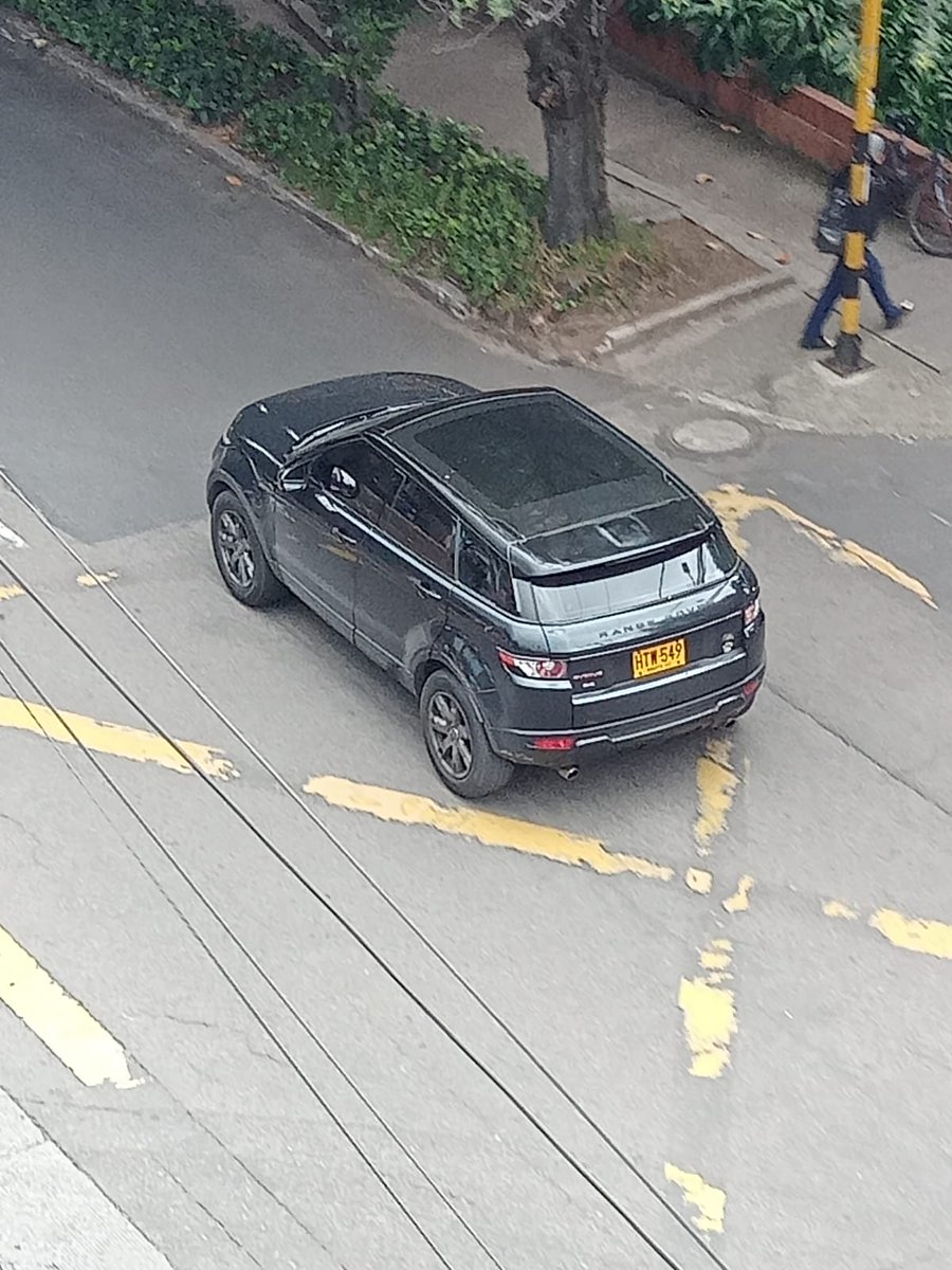 El dueño de este carro, es un criminal. Lo vi chocar el carro a una mujer que estaba con sus 3 niñas y además está embarazada, porque no podía esperar 5 minutos a que alguien se bajara del carro. Sobra decir que se fugó @bogotatransito @transitobta @transitopolicia @policiabogota