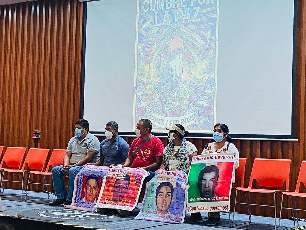 Parents of the #Ayotzinapa43 who were forcibly disappeared by by police, military, and narcotics traffickers who collaborated in the crime. They are joined on stage by victims of violence in Mexico and the USA. #CumbrePorLaPaz #PeaceSummit