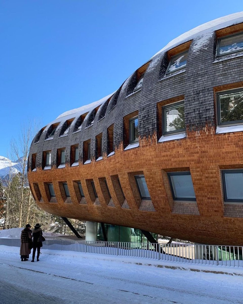 A bubble-like take on traditional Swiss housing, Chesa Futura is a Norman Robert Foster–designed building that emphasizes architectural features native to the region.

📸 1, 2 : archibath
📸 3, 4 : Unknown (DM to credit)

#switzerland #residentialdesign #residential #saintmoritz