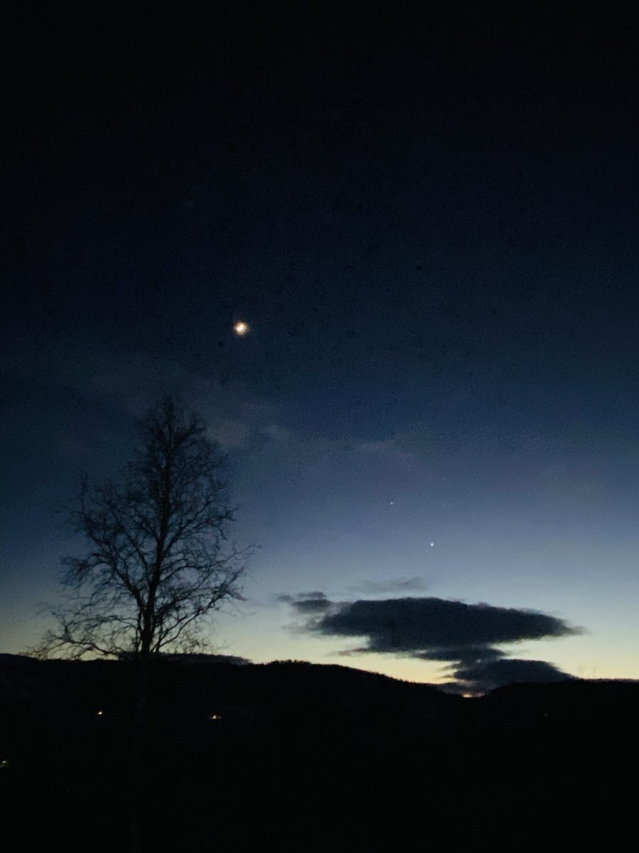 IWidere's tweet photo. Evening sky at the mountain cabin 🌔🪐 https://t.co/OiTVBccfBi