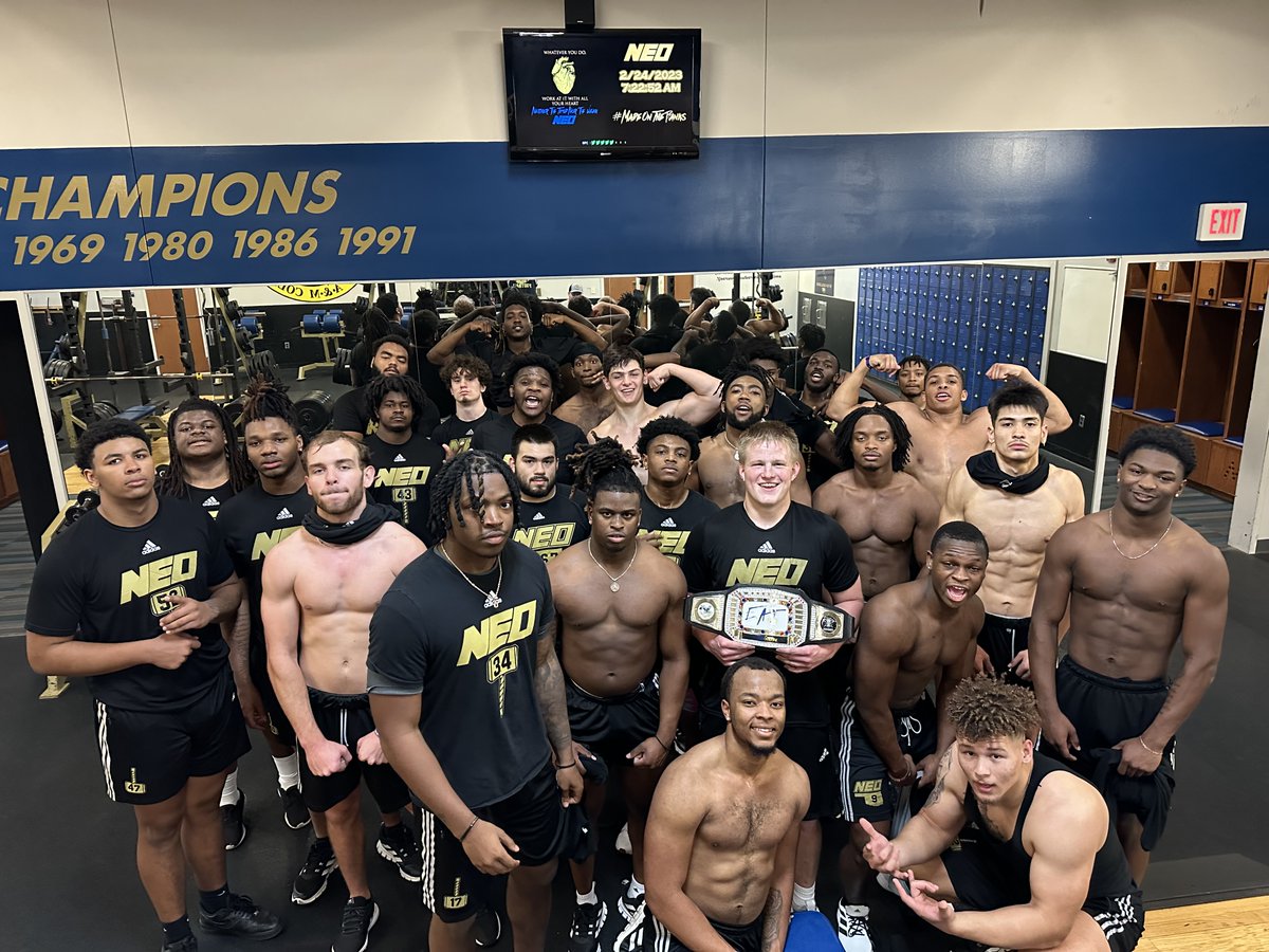 #FinishFriday EAT Champion of the day! (Alpha) <a href="/Anderson44Sam/">Samuel Anderson</a> coaches check him out!
#EAT
#Effort 
#Attitude
#Toughness
#MadeOnTheBanks