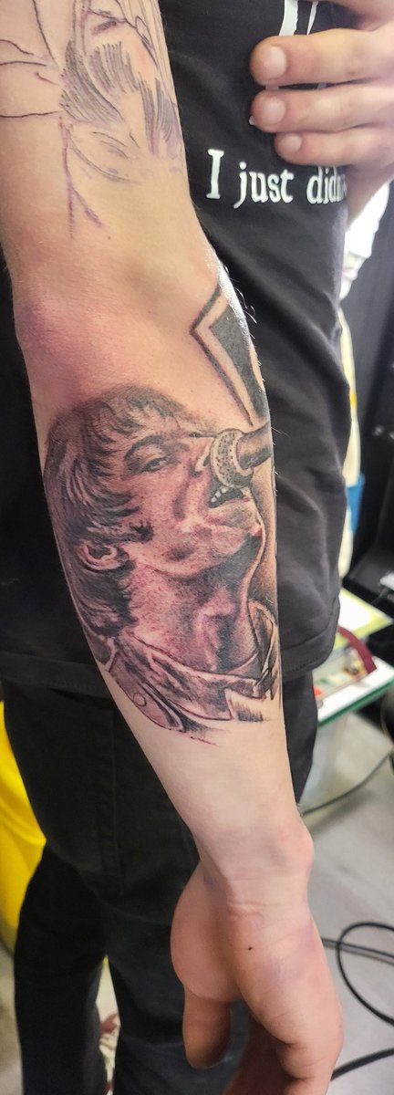 dutchkid15's tweet photo. @liamgallagher  started my Oasis sleeve. What you think? #Oasis https://t.co/ePS552vLxk