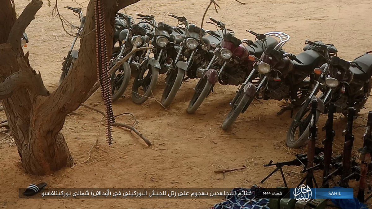 SimNasr's tweet photo. #BurkinaFaso l’#EI diffuse les images des combats à #TinEdiar #Deou 54 dépouilles de militaires sont visibles, les 5 militaires pris en otages et les prises de guerre, 4x4 14,5x2, motos et armes individuelles/munitions https://t.co/gBB4X64Ykg