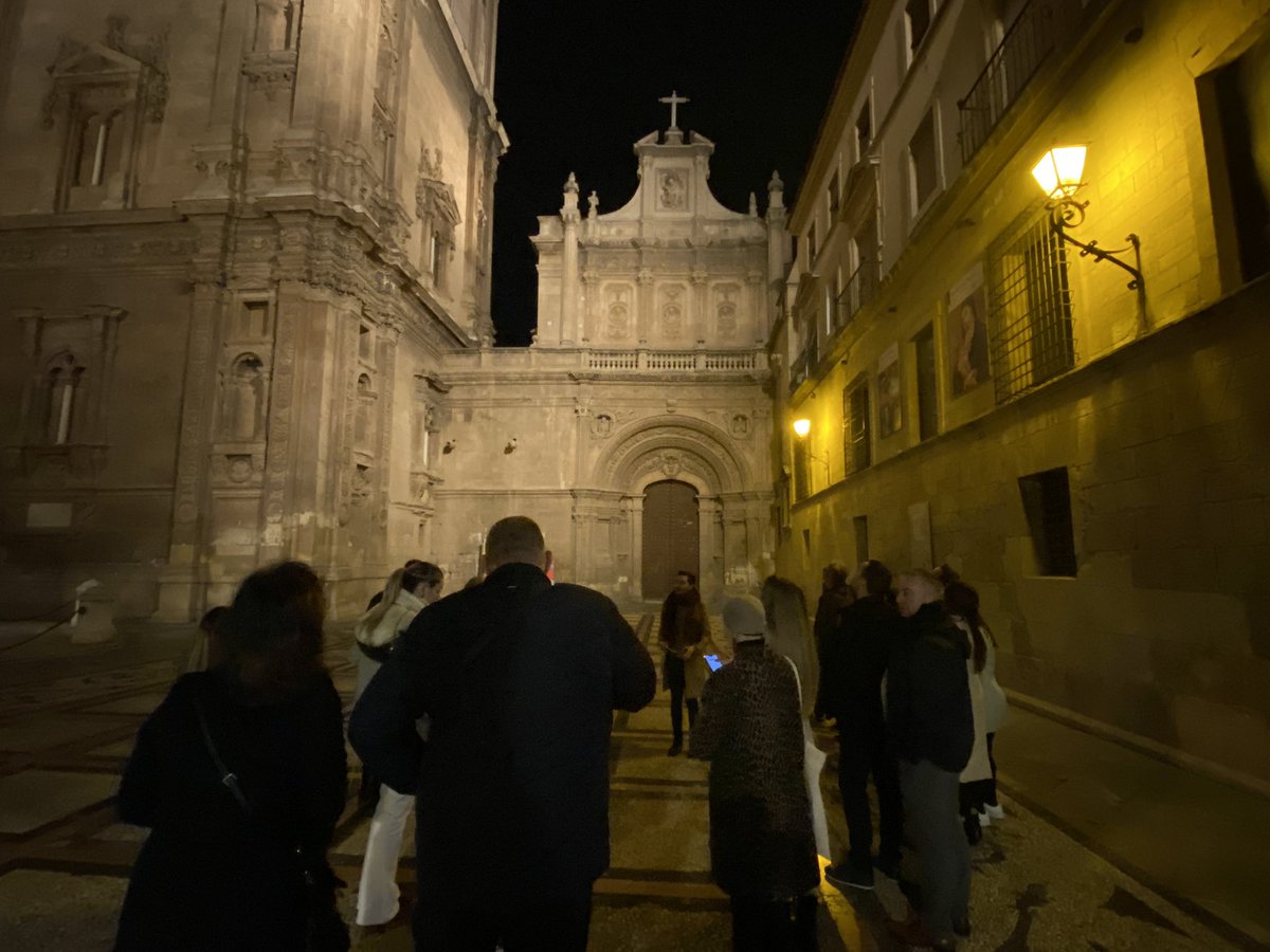 Murciainspira's tweet photo. La Catedral y la Torre del Campanario ¡No había mejor sitio que Juno Rock Bar para terminar esta #RutaGastroCultural ! 
Junto a una mini canasta de bacon y una mini Alhambra 1925
 
@Alhambra_Es 

#MomentosAlhambra 
#MurciaInspira
#CervezasAlhambra https://t.co/6BVfFIwZxU