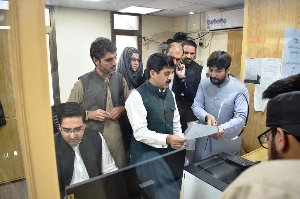 CommissionerPsh's tweet photo. Commissioner Peshawar Division M Zubair visited DC Office Peshawar, services Delivery Centre to ensure the facilities for General public Necessary directives issued to concern officials , DC Peshawar and other officials were also present. #DA #DCP #DCVTF https://t.co/JYMPLJOzpH